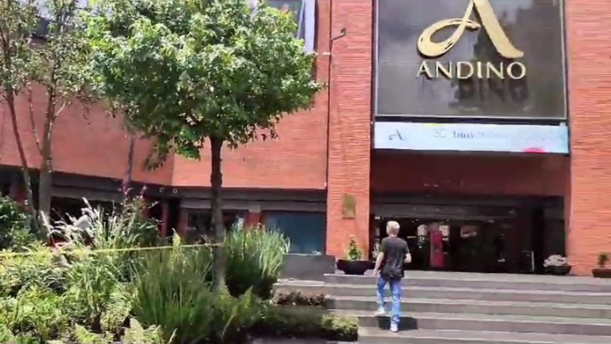 Se descarta amenaza de bomba en el centro comercial Andino 8 Se descarta amenaza de bomba en el centro comercial Andino Los bogotanos vivieron una situación de pánico por cuenta de una amenaza de bomba en las inmediaciones del centro comercial Andino ubicado a la altura de la Cra. 11 #82-71 en la localidad de Chapinero.