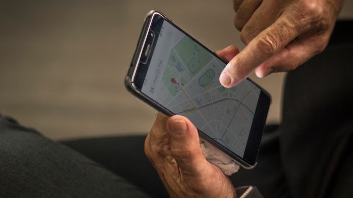 Murió tras seguir las indicaciones de Google Maps y la familia demandó a la aplicación 2 Murió tras seguir las indicaciones de Google Maps y la familia demandó a la aplicación Un hombre de 46 años murió tras seguir las indicaciones de la aplicación de Google Maps, cuando conducía por una ruta desconocida hacia su casa.