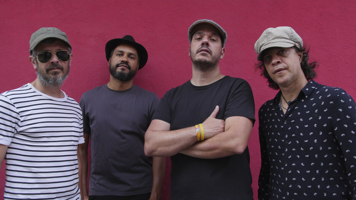 Superlitio: la esencia del lo alternativo Superlitio es el mejor ejemplo de cómo una banda de rock puede evolucionar para mantenerse vigente con el paso del tiempo. Estos caleños llevan 27 años haciendo música, siendo un referente para aquellos que se animan a hacer rock mezclado con géneros como la salsa, el reggae, el funk y la electrónica.