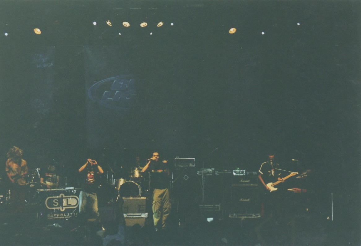 Superlitio: la esencia del lo alternativo Superlitio es el mejor ejemplo de cómo una banda de rock puede evolucionar para mantenerse vigente con el paso del tiempo. Estos caleños llevan 27 años haciendo música, siendo un referente para aquellos que se animan a hacer rock mezclado con géneros como la salsa, el reggae, el funk y la electrónica.