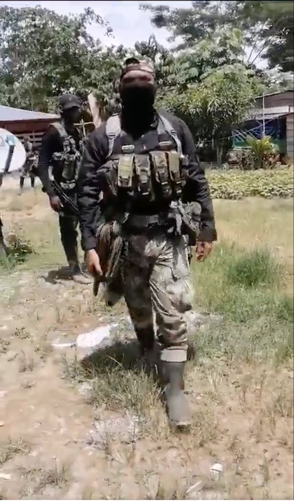 Suspenden 10 militares por amenazar civiles disfrazados de las disidencias de las Farc 1 Suspenden 10 militares por amenazar civiles disfrazados de las disidencias de las Farc Este jueves diez militares fueron suspendidos temporalmente luego de denuncias de violencia por parte de la población de la vereda Bocas del Manso en Tierralta (Córdoba).