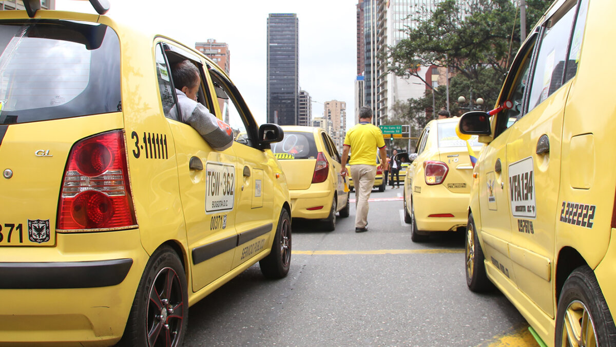 Taxista, así podrá inscribirse para recibir el bono de compensación de combustible Los diálogos entre taxistas y el gobierno, tras las manifestaciones por el alza de la gasolina en el país, por fin dieron fruto: los conductores empezarán a recibir cada vez un bono de compensación monetaria mensual para equilibrar el gasto.