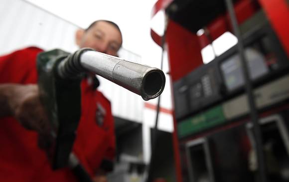 Taxista, así podrá inscribirse para recibir el bono de compensación de combustible 1 Taxista, así podrá inscribirse para recibir el bono de compensación de combustible Los diálogos entre taxistas y el gobierno, tras las manifestaciones por el alza de la gasolina en el país, por fin dieron fruto: los conductores empezarán a recibir cada vez un bono de compensación monetaria mensual para equilibrar el gasto.