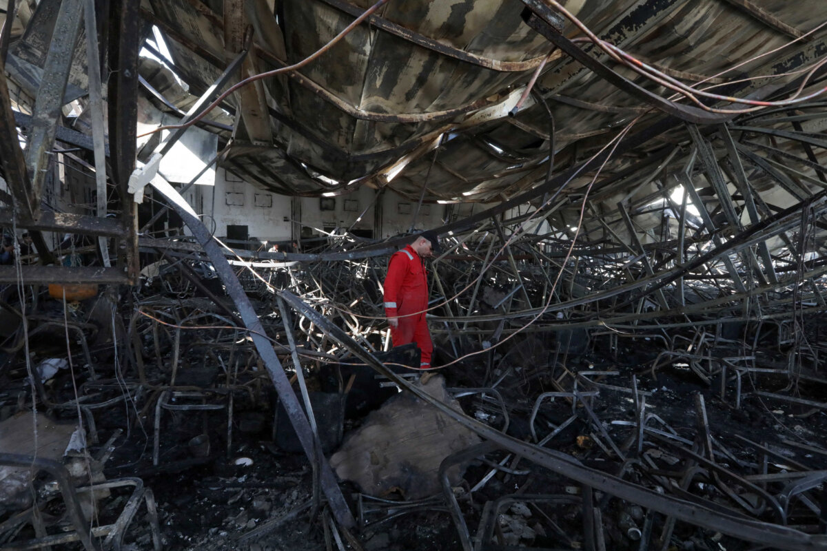 Tragedia en una boda: al menos 100 personas murieron tras un incendio Al menos 100 personas murieron y otras 150 resultaron heridas por un incendio durante una boda en un salón de fiestas de una pequeña ciudad del norte de Irak, informaron el miércoles las autoridades sanitarias.