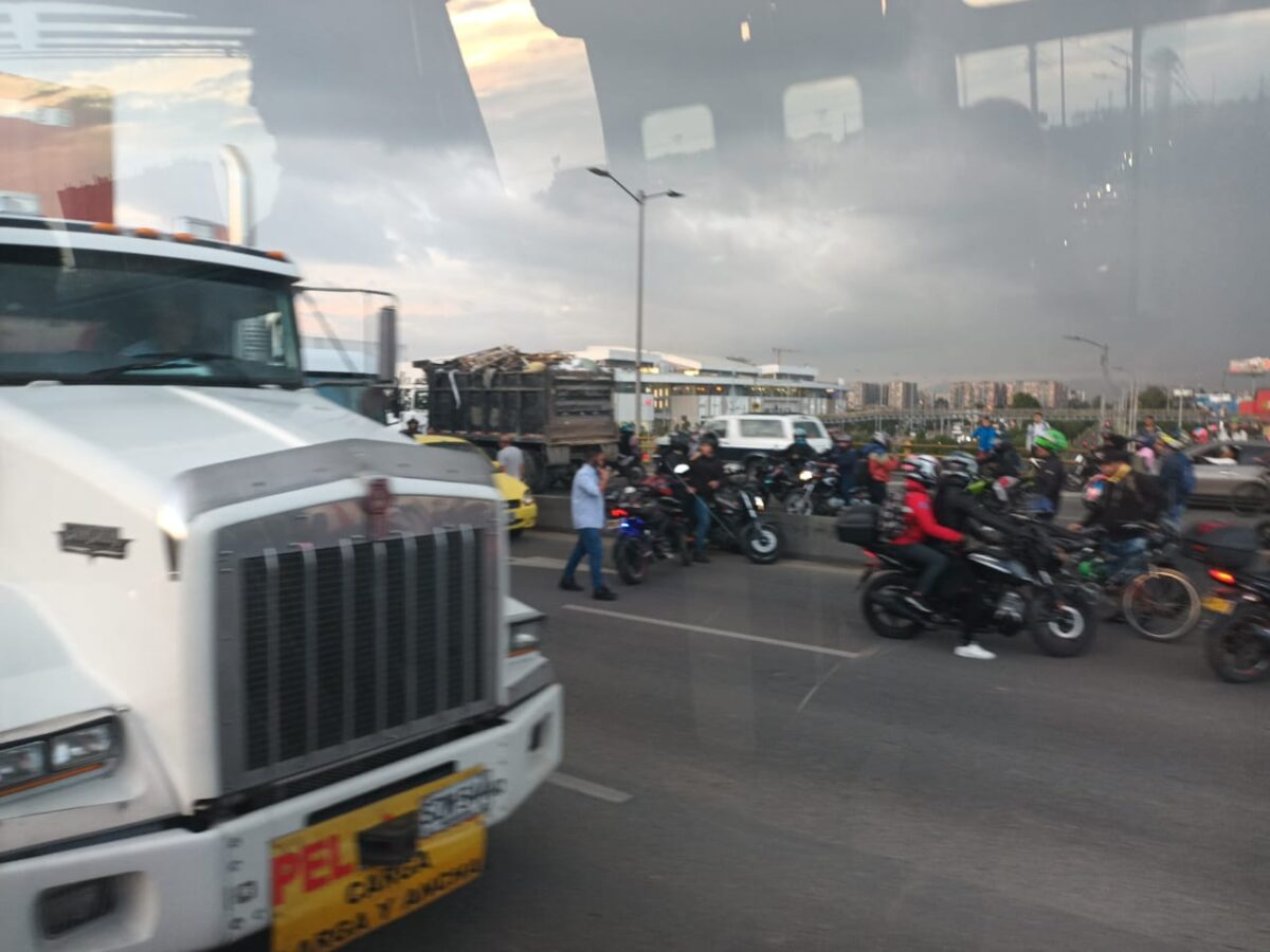 ÚLTIMA HORA: Motociclista murió en accidente de tránsito en Fontibón 2 ÚLTIMA HORA: Motociclista murió en accidente de tránsito en Fontibón Durante la tarde de este jueves se presentó un fatal accidente de tránsito sobre la Avenida Centenario (Calle 13) con Avenida Boyacá, en la localidad de Fontibón. El hecho ocurrió sobre las 5:41 p.m.