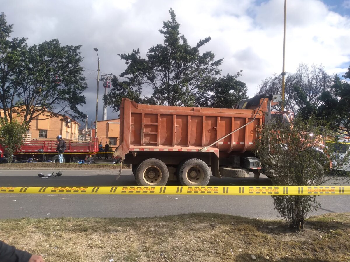 Un motociclista y su acompañante fallecieron en trágico accidente de tránsito 1 Un motociclista y su acompañante fallecieron en trágico accidente de tránsito Hace pocos minutos se registró un aparatoso accidente de tránsito que cobró la vida de un hombre y una mujer que se movilizaban en una motocicleta, por la localidad de Ciudad Bolívar.
