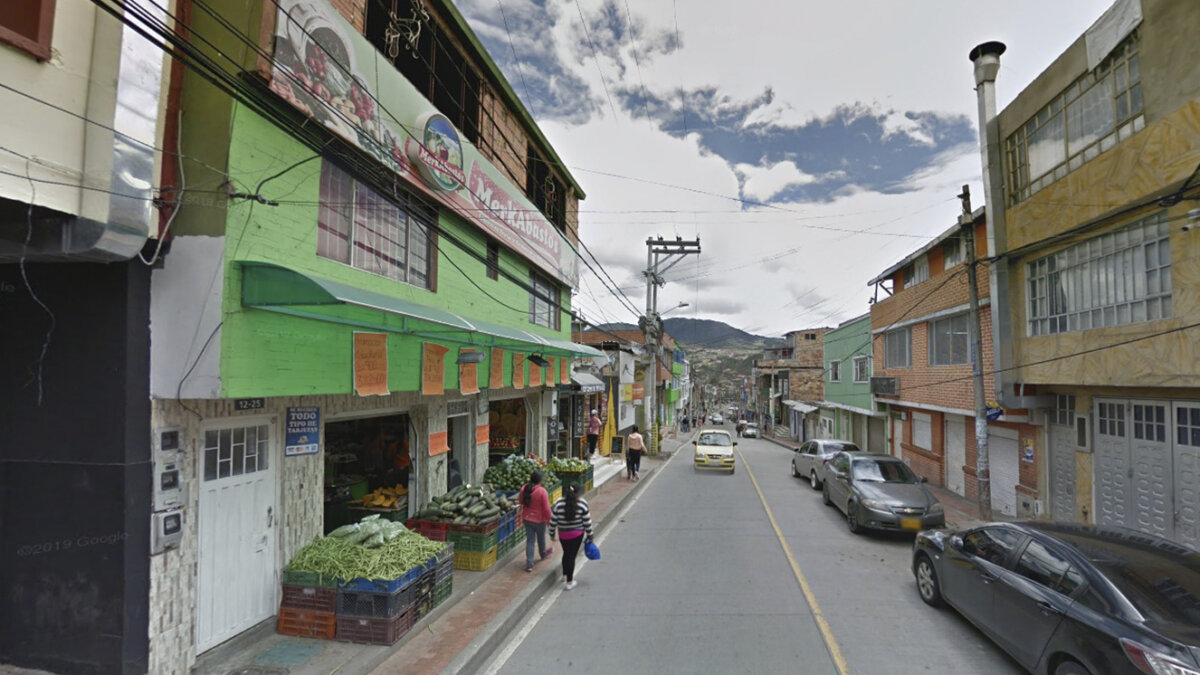 Un muerto y dos heridos de madrugada en Usme En medio de una aparatosa riña ocurrida en la madrugada de este domingo, en una concurrida zona de rumba del barrio Santa Librada, en la localidad de Usme, un joven de 23 años recibió varios ataques con arma blanca que minutos después del hecho, cuando era atendido en un centro médico cercano, le causaron la muerte. Otro joven que iba con la víctima también resultó herido. 