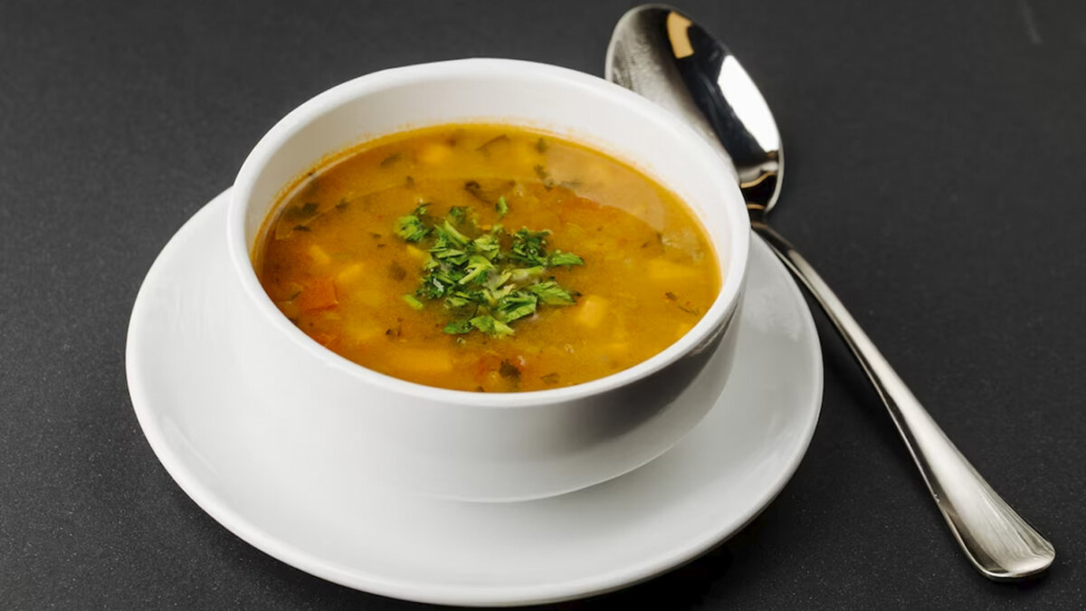 Así se prepara una sopa de pollo con todos los poderes En la vasta galaxia de recetas que prometen nutrir y fortalecer nuestro sistema inmunológico, la sopa de pollo y verduras se erige como una estrella brillante.