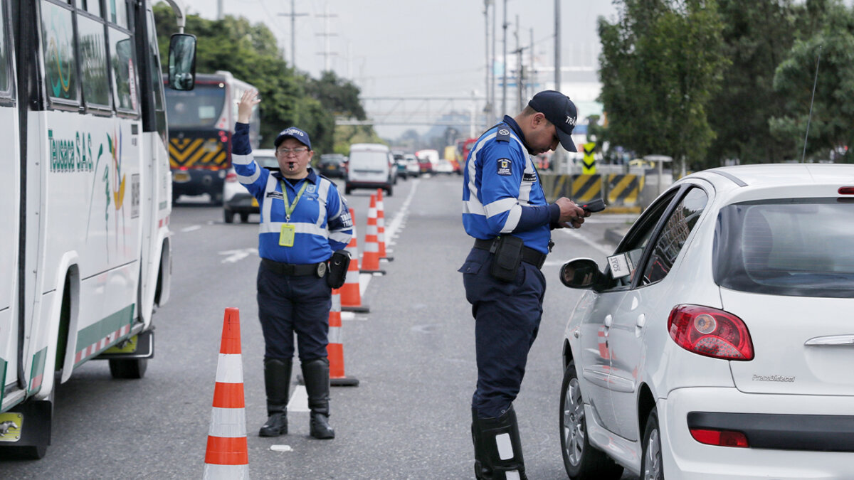 Van más de 400 comparendos por incumplir el día sin carro y sin moto en Bogotá Las autoridades de tránsito y movilidad han calificado como positiva esta jornada de día sin carro y sin moto que se desarrolla en la capital durante este jueves y terminará a la 9:00 p.m. y aunque el balance ha sido bueno comparado a ocasiones anteriores, aún quedan conductores que no acatan las restricciones.