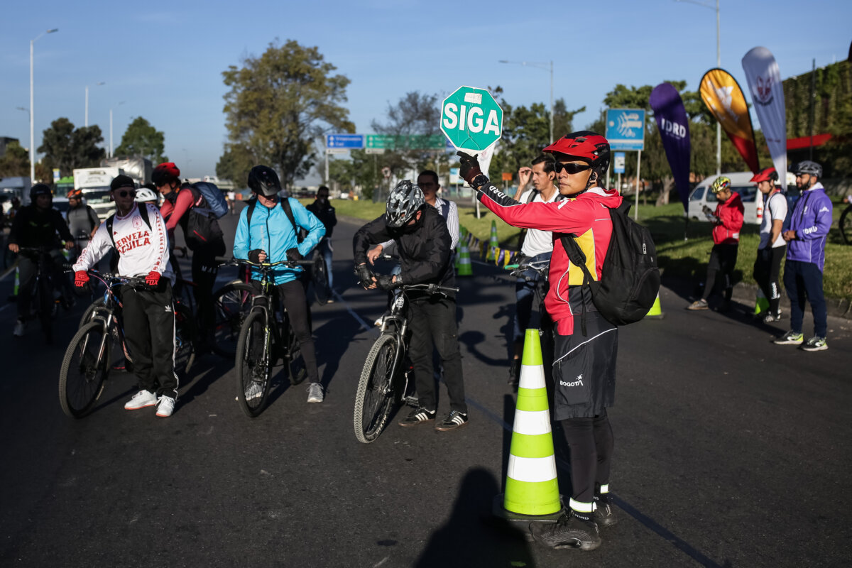 Van más de 400 comparendos por incumplir el día sin carro y sin moto en Bogotá Las autoridades de tránsito y movilidad han calificado como positiva esta jornada de día sin carro y sin moto que se desarrolla en la capital durante este jueves y terminará a la 9:00 p.m. y aunque el balance ha sido bueno comparado a ocasiones anteriores, aún quedan conductores que no acatan las restricciones.