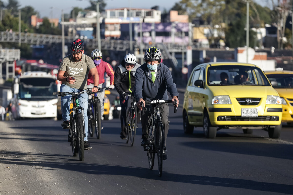Van más de 400 comparendos por incumplir el día sin carro y sin moto en Bogotá Las autoridades de tránsito y movilidad han calificado como positiva esta jornada de día sin carro y sin moto que se desarrolla en la capital durante este jueves y terminará a la 9:00 p.m. y aunque el balance ha sido bueno comparado a ocasiones anteriores, aún quedan conductores que no acatan las restricciones.
