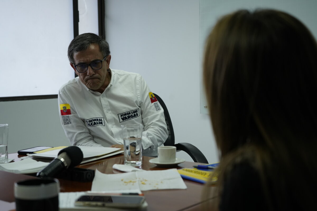 Vargas quiere ponerle mano dura a la delincuencia Si hay un candidato que se para firme contra la delincuencia en la capital es el general retirado Jorge Luis Vargas, quien basado en su experiencia como Policía plantea una serie de estrategias para combatir el multicrimen y darnos por fin un respiro a los ciudadanos.