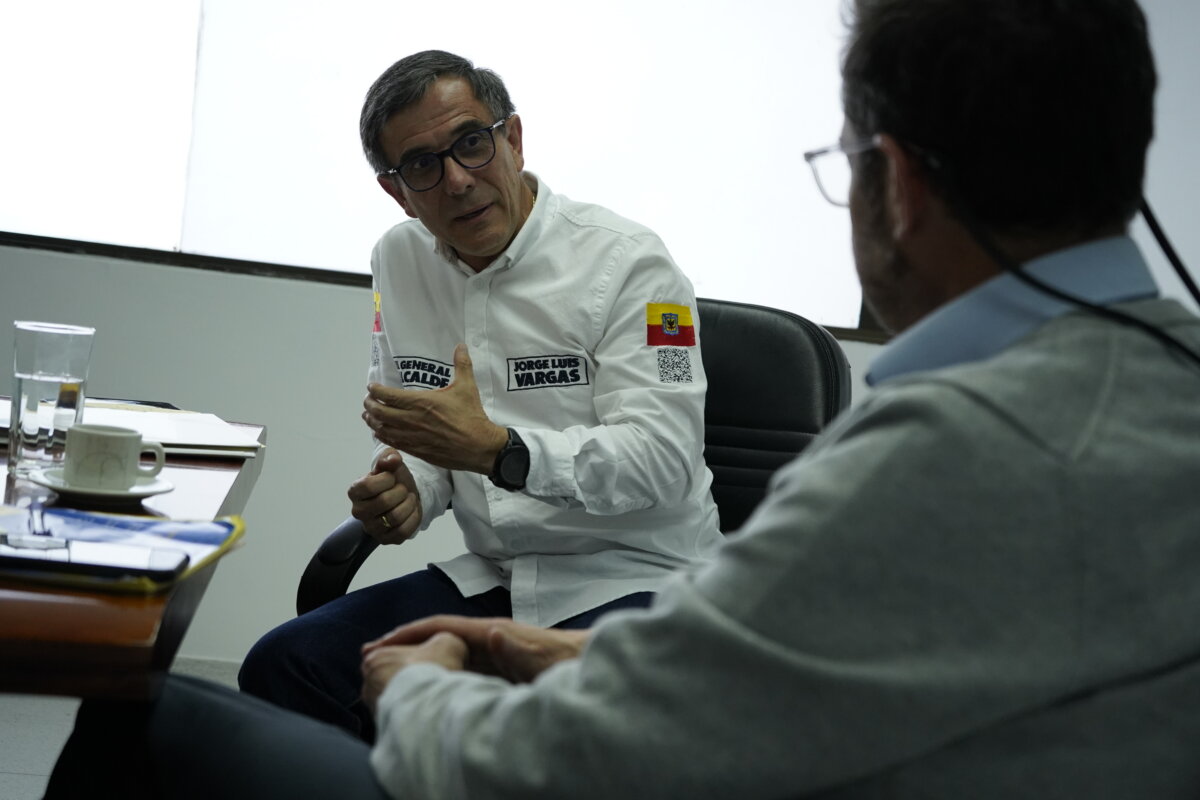 Vargas quiere ponerle mano dura a la delincuencia Si hay un candidato que se para firme contra la delincuencia en la capital es el general retirado Jorge Luis Vargas, quien basado en su experiencia como Policía plantea una serie de estrategias para combatir el multicrimen y darnos por fin un respiro a los ciudadanos.