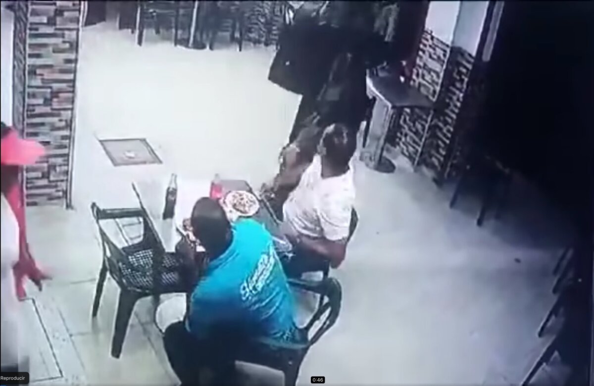 Video: Delincuente disfrazado de Batman robó con un machete a clientes de restaurante En una alarmante muestra de la creciente inseguridad en Quibdó, Chocó, un individuo disfrazado como Batman se involucró en un acto delictivo, robando a punta de machete en un restaurante local.