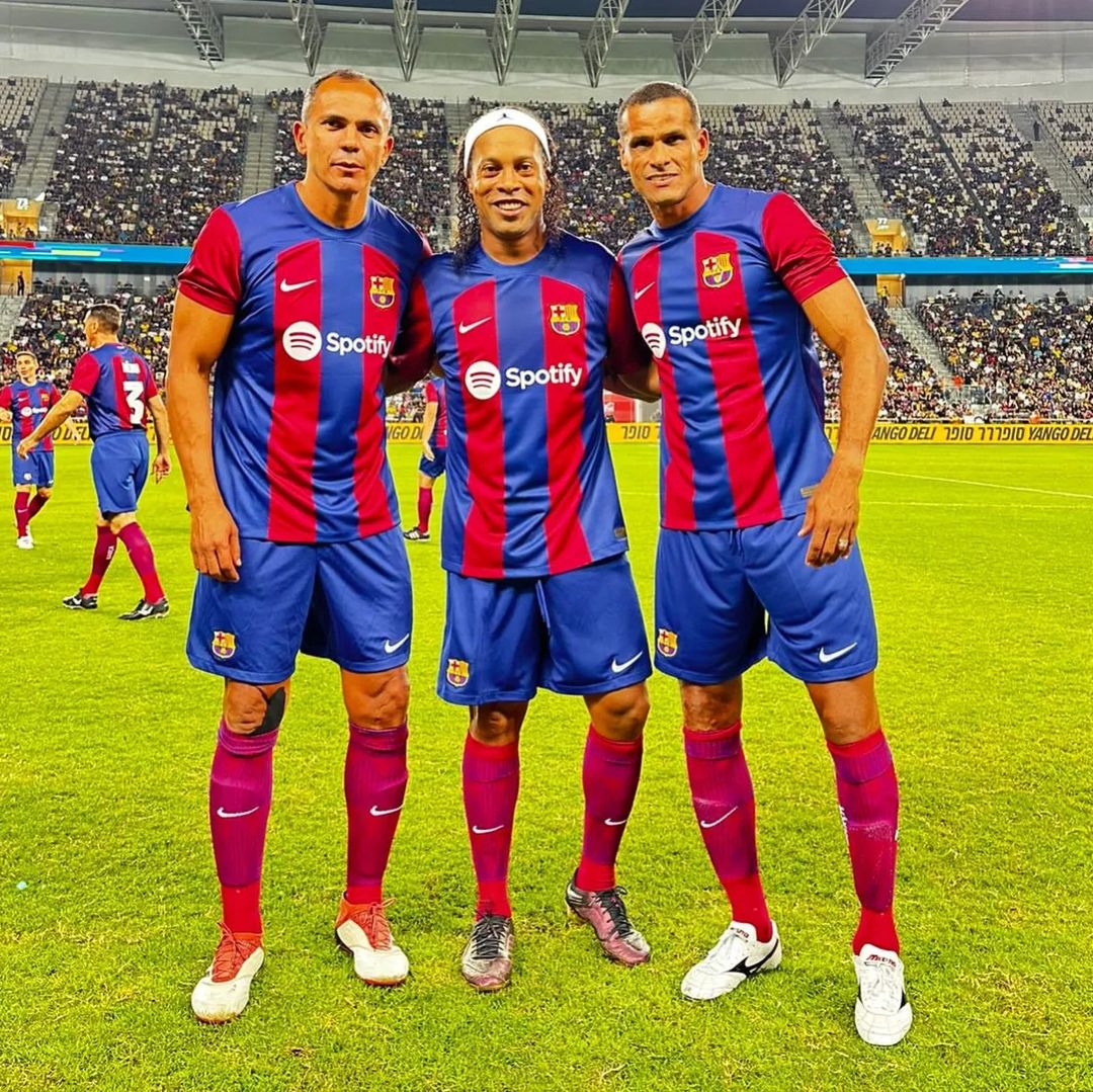 Video: Ronaldinho, con la magia intacta, gambetea hasta a los hinchas 1 Video: Ronaldinho, con la magia intacta, gambetea hasta a los hinchas Pasan los años y la magia de Ronaldinho sigue intacta. De esta manera lo demuestra en los partidos de exhibición que realiza, los más recientes con las leyendas del Barcelona.