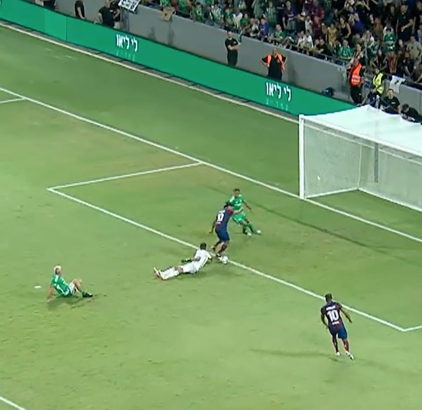 Video: Ronaldinho, con la magia intacta, gambetea hasta a los hinchas 2 Video: Ronaldinho, con la magia intacta, gambetea hasta a los hinchas Pasan los años y la magia de Ronaldinho sigue intacta. De esta manera lo demuestra en los partidos de exhibición que realiza, los más recientes con las leyendas del Barcelona.
