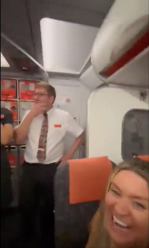 Video: Una pareja fue detenida por tener relaciones sexuales en el baño de un avión Esta semana una pareja fue detenida al momento de aterrizar el avión en su destino final, ibiza, por mantener relaciones sexuales en el baño.