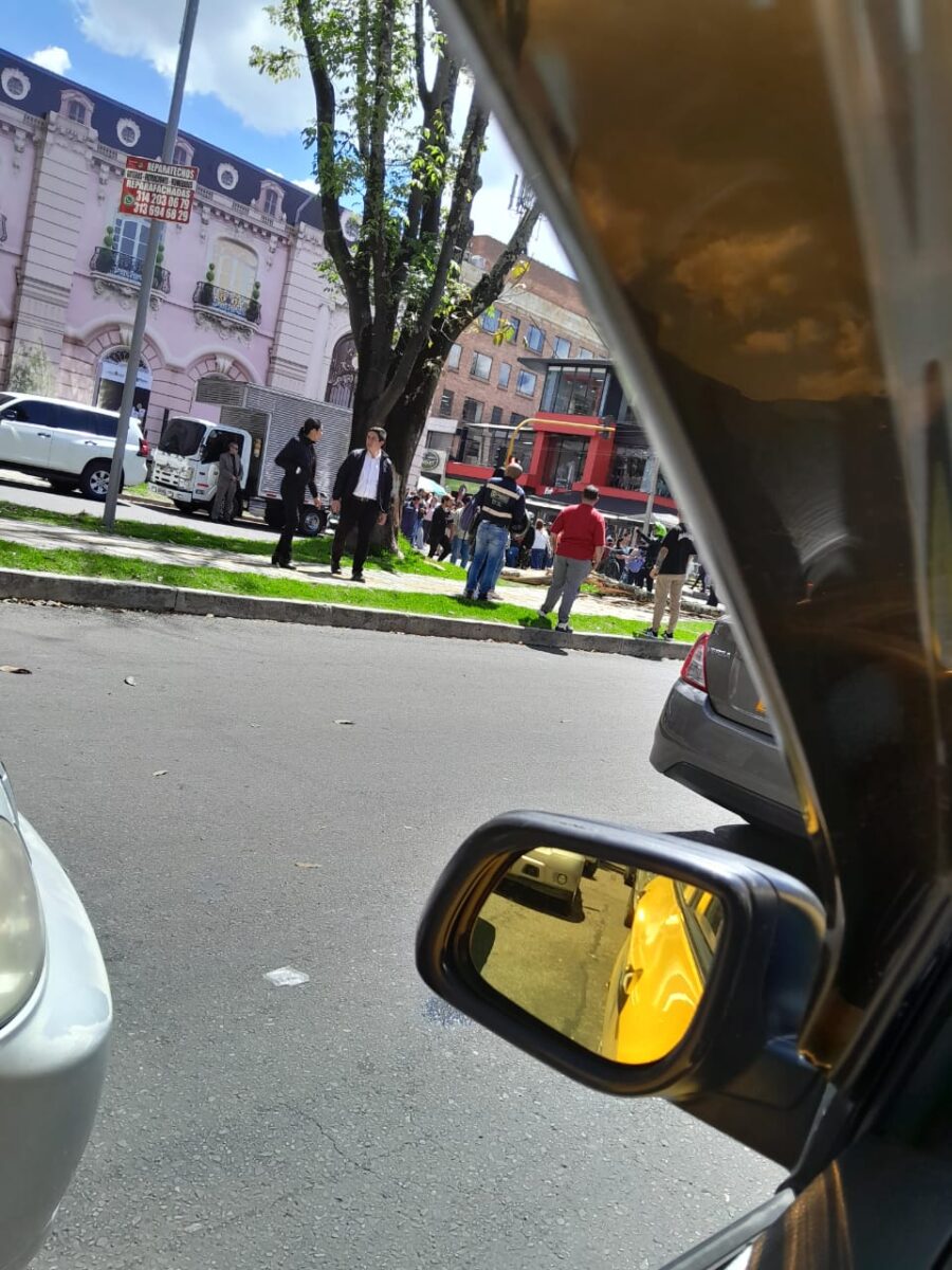 Desplome de árbol en la calle 94 dejó tres personas heridas 1 Desplome de árbol en la calle 94 dejó tres personas heridas El desplome de un árbol en la localidad de chapinero dejó tres personas heridas.