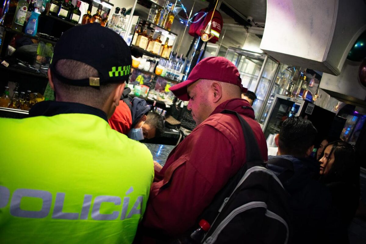 Operativo en bares de Kennedy deja 39 locales cerrados 1 Operativo en bares de Kennedy deja 39 locales cerrados Encontraron 53 botellas de licor adulterado y cerraron 39 establecimientos en Kennedy.