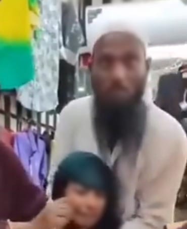 EN VIDEO: niña fue obligada a casarse con un hombre mayor 1 EN VIDEO: niña fue obligada a casarse con un hombre mayor En redes sociales se hizo viral el video de una niña que está llorando porque, al parecer, estaba siendo obligada a casarse con un hombre mayor en Bangladesh.