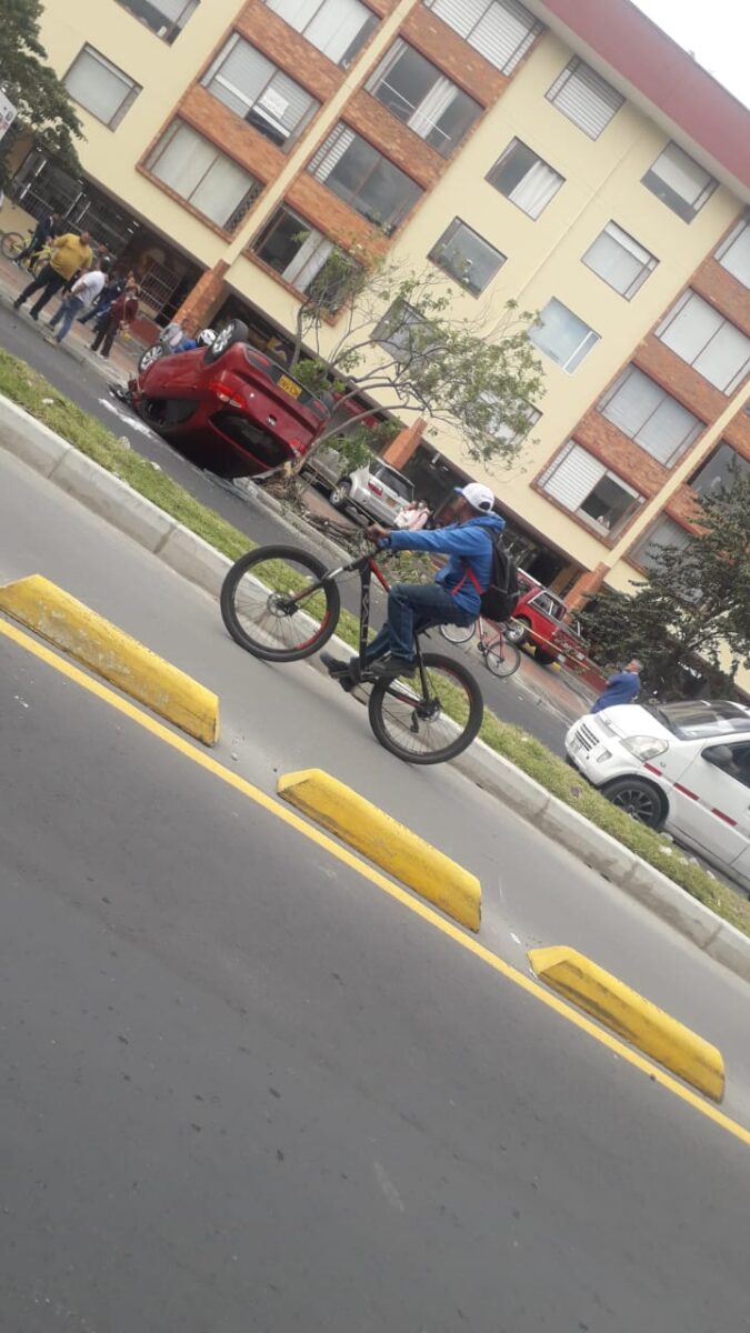 Un carro se volcó tras chocar con un camión en Suba La tarde de este martes se registró un aparatoso accidente de tránsito entre un vehículo particular y un camión en la localidad de Suba, a la altura de la calle 116 con carrera 53, sentido oriente- occidente.