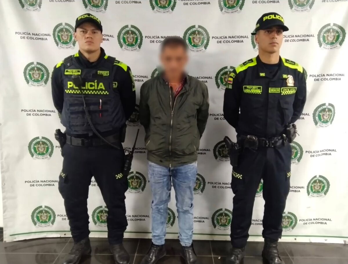 Taxista apuñaló a ciclista luego de haberlo arrollado en la Avenida Boyacá 2 Taxista apuñaló a ciclista luego de haberlo arrollado en la Avenida Boyacá Cuando el reloj marcaba las 8:20 de este lunes, un nuevo caso de intolerancia en las calles de Bogotá dejó una persona herida, esta vez se trató de un ciclista que fue apuñalado por un taxista cuando ambos iban transitando sobre la Avenida Boyacá con Carrera 19 C.