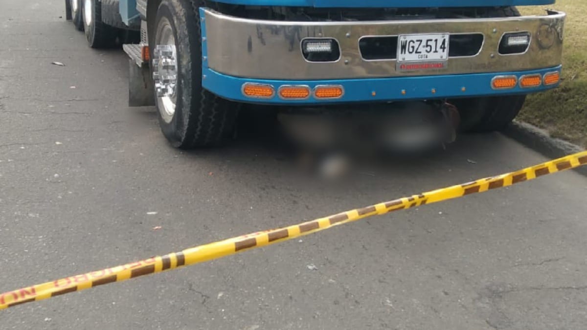 Última hora: Ciclista murió en trágico accidente de tránsito en Kennedy Sobre las 8:30 a.m. se produjo un trágico accidente de tránsito en la localidad de Kennedy sobre la Avenida Primero de Mayo en el que falleció un hombre.