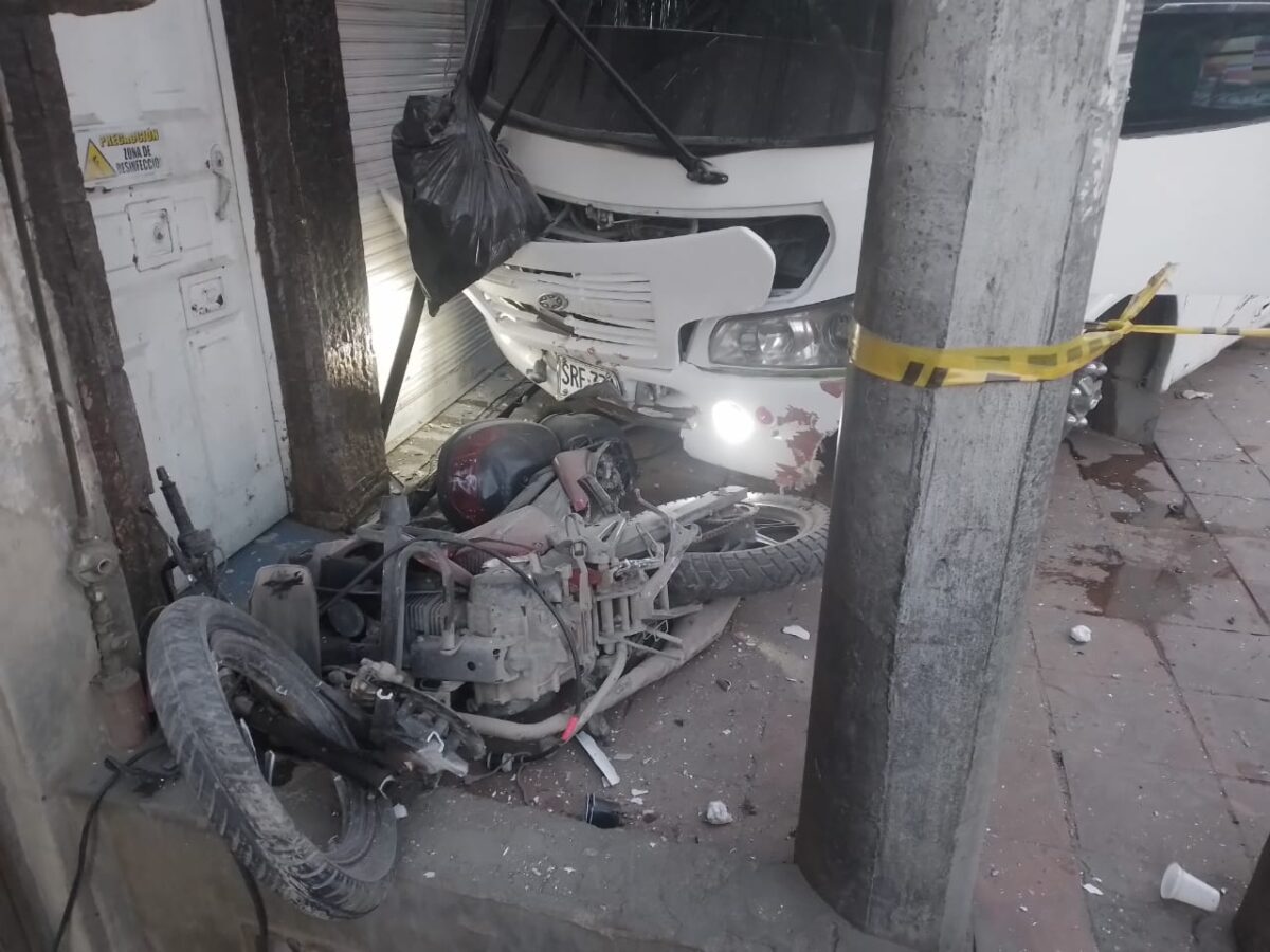 Así fue el momento en el que un bus escolar arrolló a pareja de motociclistas en Ciudad Bolívar Este es el impactante video que revela el momento en el que un bus escolar arrolla a una pareja de motociclistas en Ciudad Bolívar.