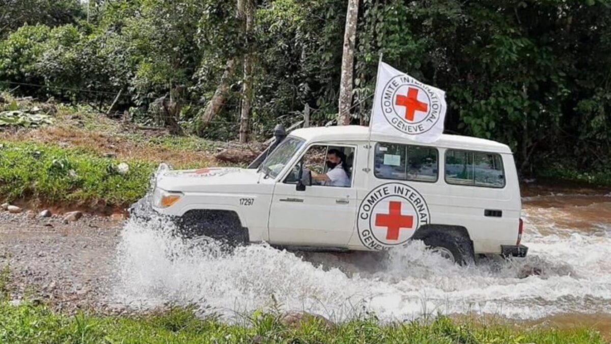 ELN interceptaron caravana humanitaria y se llevaron a las personas liberadas 2 ELN interceptaron caravana humanitaria y se llevaron a las personas liberadas Personas que fueron capturadas por las disidencias de las Farc fueron rescatadas en una misión humanitaria para luego ser retenidas por el ELN.