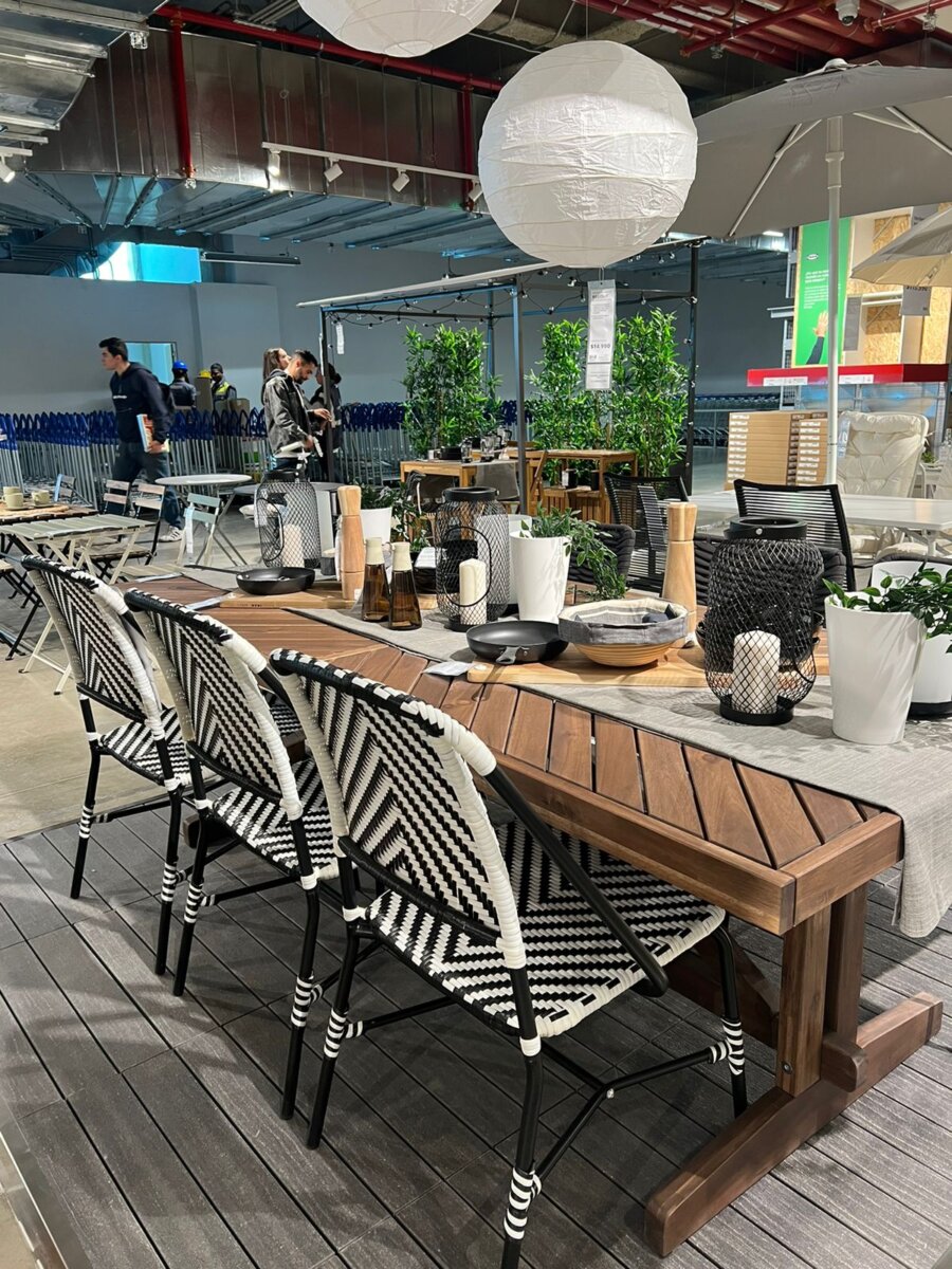 IKEA abrió las puertas de su primer local y las filas de ingreso son una locura 1 IKEA abrió las puertas de su primer local y las filas de ingreso son una locura El éxito que ha tenido la empresa IKEA con la nueva apertura de su local, se puede observar desde las largas filas que han estado haciendo los bogotanos durante toda la mañana para ingresar a la tienda.