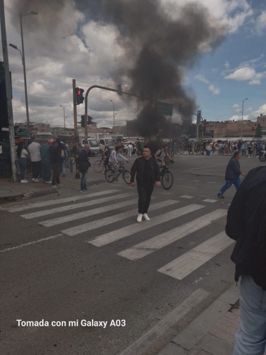 Caos en la movilidad por protestas en el Portal Américas