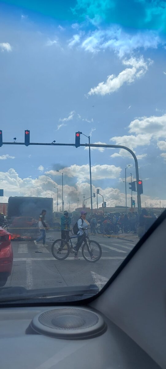 Caos en la movilidad por protestas en el Portal Américas