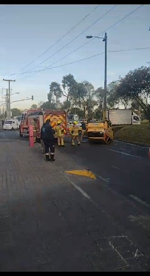 Grave accidente de tránsito entre taxistas afecta la movilidad en Puente Aranda 1 Grave accidente de tránsito entre taxistas afecta la movilidad en Puente Aranda