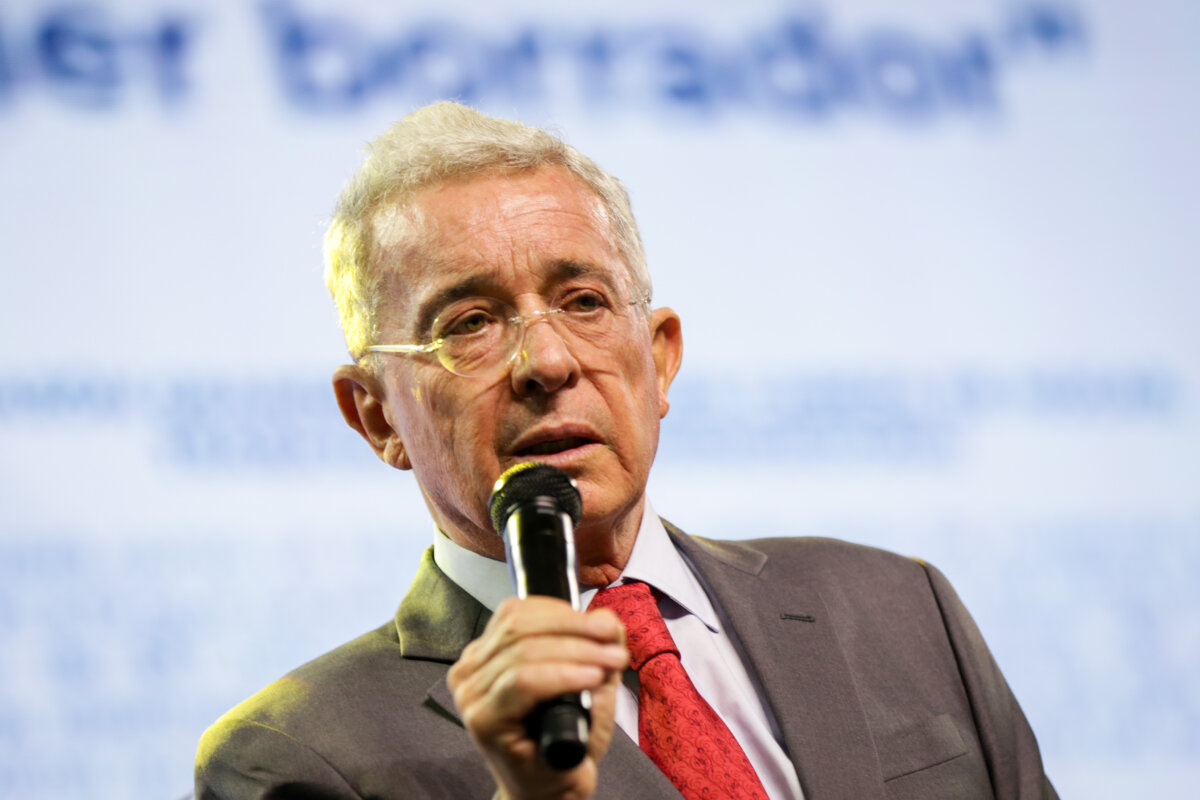 “Yo di la orden”: Álvaro Uribe se enfrentó a jóvenes que lo increparon con pancartas El expresidente Álvaro Uribe se enfrentó a un grupo de jóvenes en el corregimiento San Antonio de Prado, quienes le reclamaron por los falsos positivos.