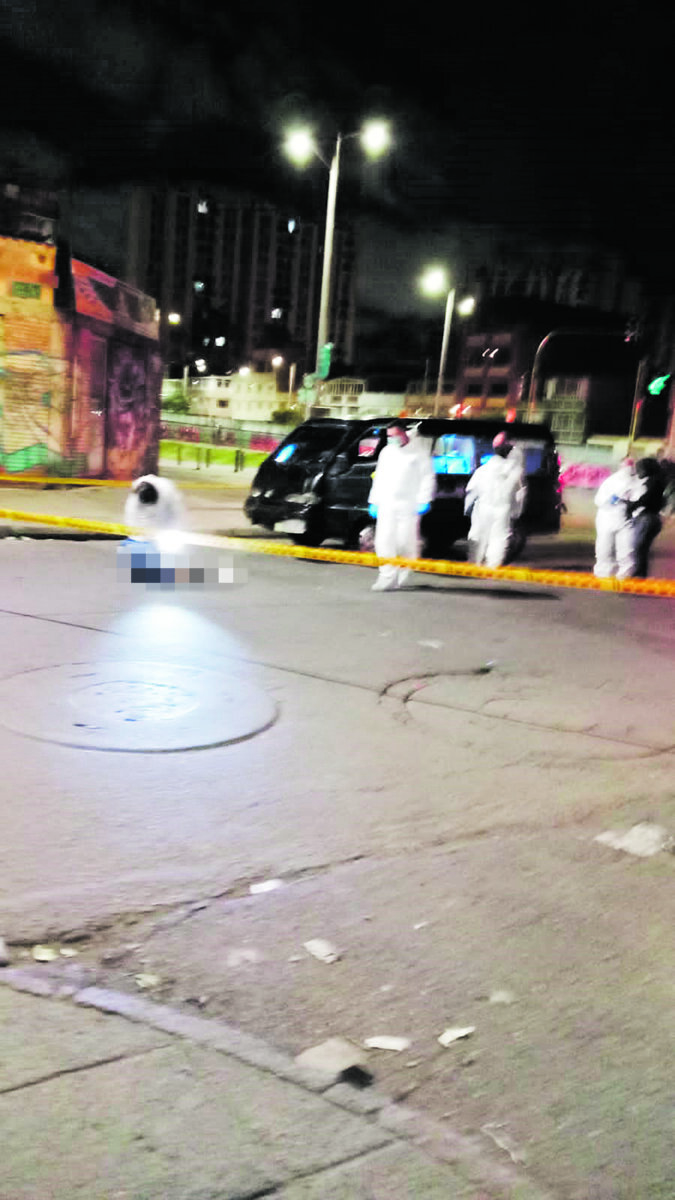 Atroz crimen de conductor informal en Bosa Un conductor fue asesinado a bala cuando conducía su vehículo en Bosa. Una mujer de 33 años y su hijo de 7 años, que iban como pasajeros, resultaron heridos.