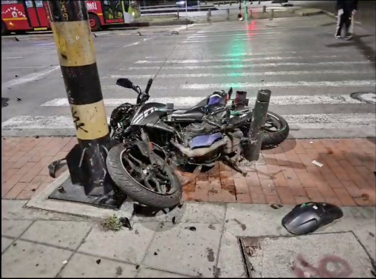 Ella era Ashley, la joven que dieron por muerta, pero que seguía con vida En el fatal accidente se vio involucrada una patrulla de la Policía, y los familiares denunciaron que la joven fue declarada muerta en el lugar, cuando realmente estaba viva porque aún respiraba.