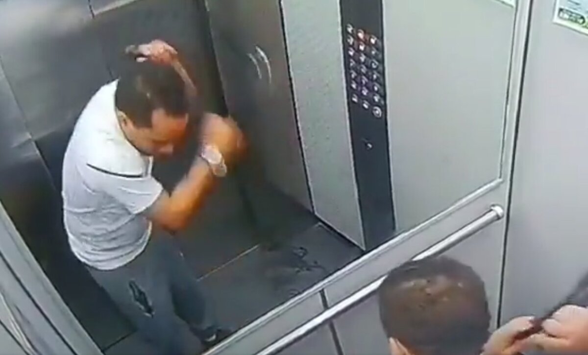 ¡Indignante! Hombre golpeó violentamente a un perrito en un ascensor En video quedó registrado el momento en el que un hombre golpea violentamente a su perrito al interior de un ascensor.