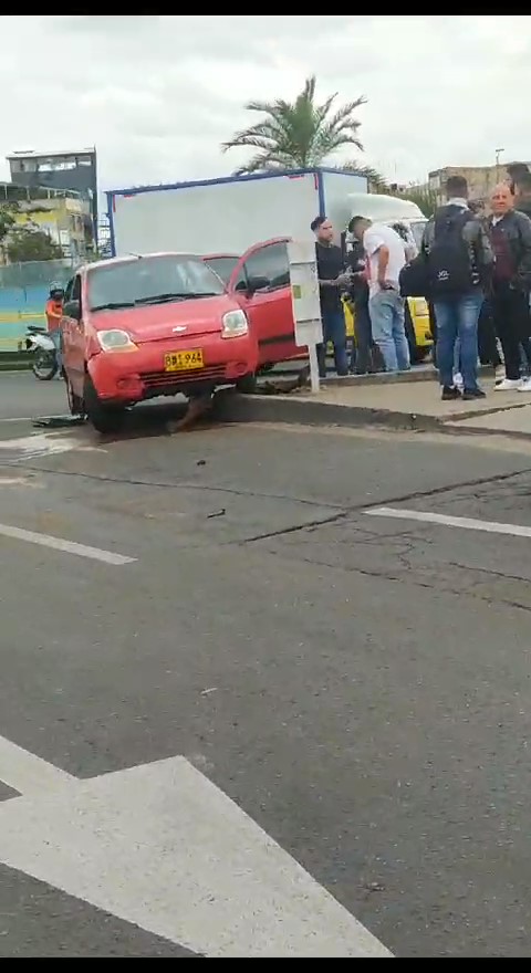 Conductor en aparente estado de embriaguez provocó fuerte accidente de tránsito