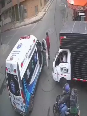 EN VIDEO: Paramédicos golpearon a conductor de un camión en Bogotá 1 EN VIDEO: Paramédicos golpearon a conductor de un camión en Bogotá Paramédicos de una ambulancia golpearon al conductor de una camión en plena calle. Vea el video aquí.