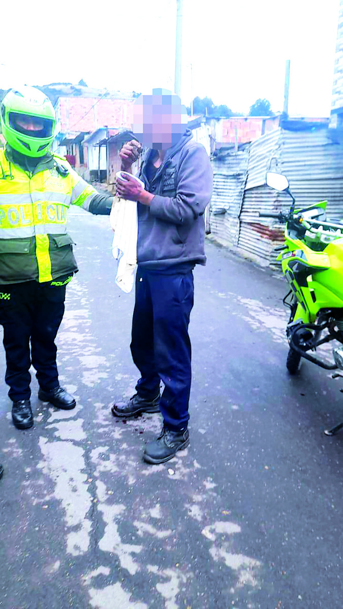 Mujer fue apuñalada por defender a su hijo en Ciudad Bolívar 2 Mujer fue apuñalada por defender a su hijo en Ciudad Bolívar En la mañana de este lunes, los residentes de una de las cuadras Mochuelo Bajo (en la localidad de Ciudad Bolívar) vivieron momentos de pánico cuando un hombre de 39 años, identificado como E. Pulido, apuñaló a una de las vecinas del lugar tratando de evitar que matara a su hijo.