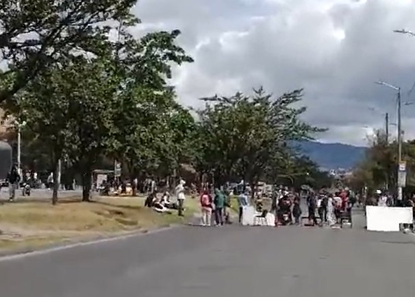 Caos en la movilidad por protesta de estudiantes de la U. Distrital La Secretaría de Movilidad informó que en estos momentos se están llevando a cabo manifestaciones en distintos puntos de la ciudad por cuenta de estudiantes de la Universidad Distrital, situación que ha generado grandes afectaciones en el tránsito de la capital.
