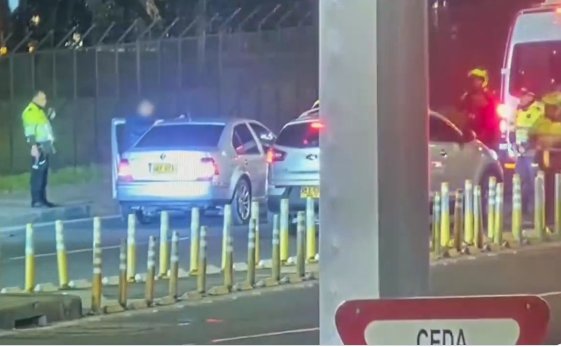 Capturaron a falsos policías que robaban a turistas cerca del Aeropuerto El Dorado 1 Capturaron a falsos policías que robaban a turistas cerca del Aeropuerto El Dorado Una pareja se estaría haciendo pasar por policías para robar a turistas que salían del Aeropuerto El Dorado.