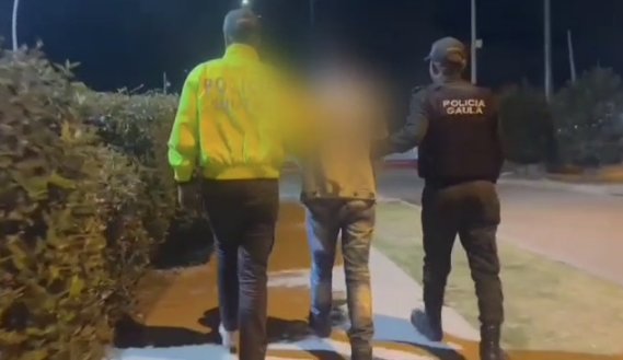 Capturan a hombre que extorsionaba comerciantes informales en Soacha El capturado se dedicaba a la extorsión de comerciantes informales en Soacha. Al parecer, el sujeto alcanzaba a recoger $15 millones de pesos mensualmente.