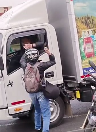 EN VIDEO: motociclista intentó apuñalar a conductor de un furgón 1 EN VIDEO: motociclista intentó apuñalar a conductor de un furgón El motociclista intentó agredir a un conductor de furgón en varias ocasiones por medio de la ventana del carro.