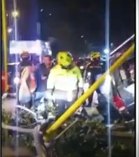 Conductor en aparente estado de embriaguez causó tremendo accidente 1 Conductor en aparente estado de embriaguez causó tremendo accidente Conductor en aparente estado de embriaguez chocó contra un semáforo y un árbol en Usaquén.