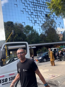 ¡Indignante! Conductor cogió a palo a pareja que transitaba con un bebé 1 ¡Indignante! Conductor cogió a palo a pareja que transitaba con un bebé Un nuevo episodio de intolerancia se presentó recientemente en inmediaciones del Parque de la 93, en el norte de Bogotá, donde el conductor de la concesión que presta el servicio de grúas y patios, agredió con un palo a una pareja que transitaba a pie y al parecer, con un bebé en un coche.