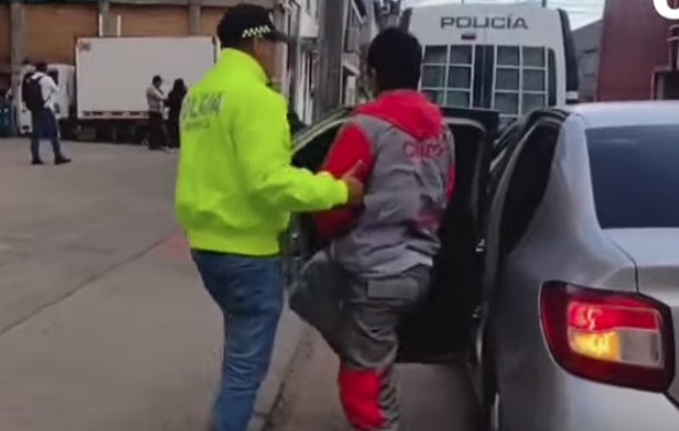 En Suba: capturaron a un hombre señalado de grabar desnuda a su hijastra de 15 años 2 En Suba: capturaron a un hombre señalado de grabar desnuda a su hijastra de 15 años En las últimas horas, se realizó la captura de un hombre señalado de haber instalado cámaras en el baño y la habitación de su hijastra de 15 años para grabarla mientras se bañaba y se vestía para ir al colegio.
