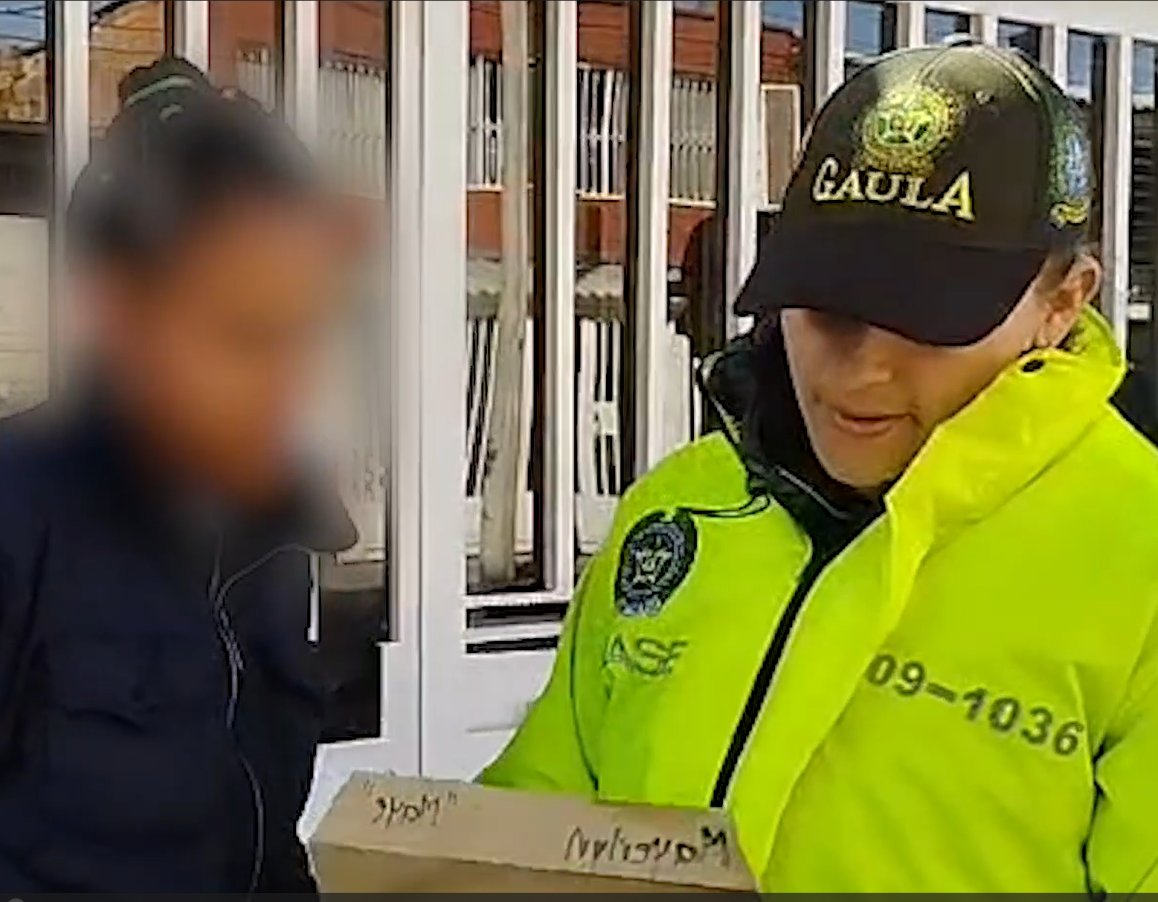 Cayeron 'Los del Portal': señalados de extorsionar a 'bicitaxistas' 1 Cayeron 'Los del Portal': señalados de extorsionar a 'bicitaxistas' Capturaron a cuatro delincuentes y un menor de edad que extorsionaban a 'Bicitaxistas' en las localidades de Kennedy y Bosa.