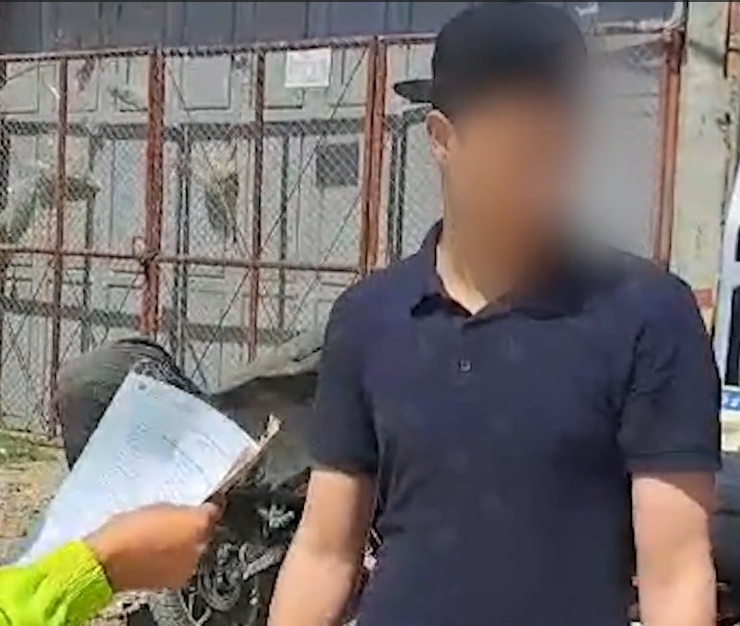 Cayeron 'Los del Portal': señalados de extorsionar a 'bicitaxistas' 2 Cayeron 'Los del Portal': señalados de extorsionar a 'bicitaxistas' Capturaron a cuatro delincuentes y un menor de edad que extorsionaban a 'Bicitaxistas' en las localidades de Kennedy y Bosa.