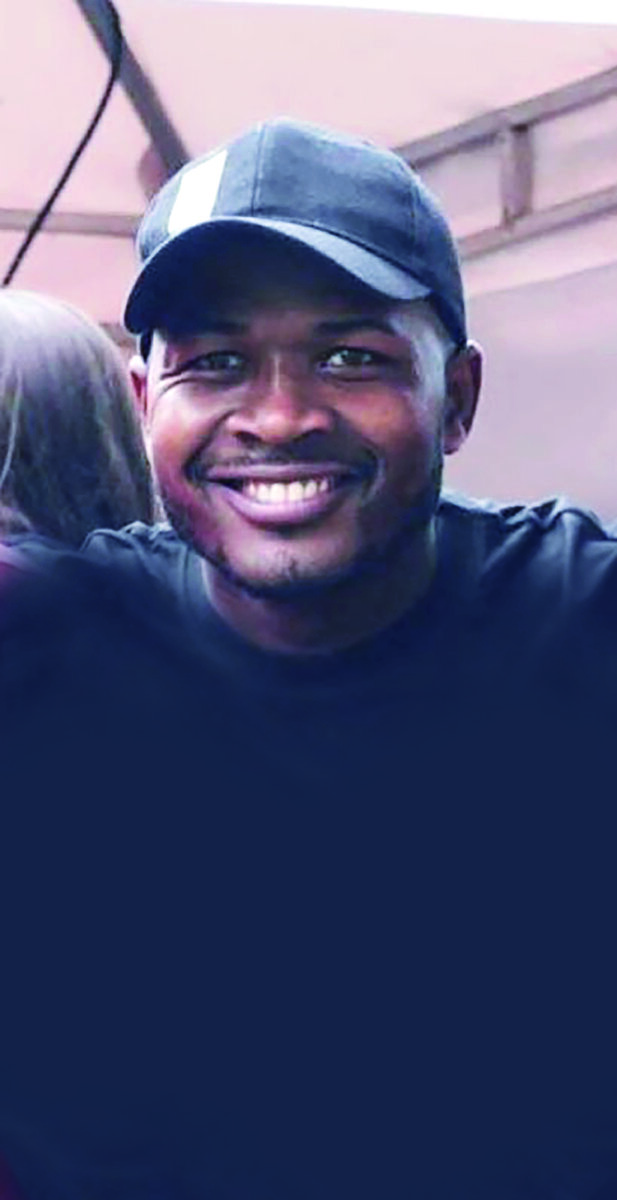 Héctor, el líder afro que fue asesinado dentro de su billar en Usaquén Todo sucedió la noche este domingo pasadas las 11:30 p.m. en el local que durante años Héctor Enrique Rodríguez Torres sacó adelante a punta de esfuerzo y trabajo honesto. A dicho establecimiento, que funcionaba como bar y billar, llegaron varios sujetos, quienes tras el pedido de Héctor de abandonar el sitio, reaccionaron violentamente y en medio de la discusión que se formó a raíz de la solicitud, uno de los sujetos sacó un arma de fuego y la emprendió a balazos contra Héctor, quien murió a raíz del cruento ataque. Dos mujeres que se encontraban a su lado resultaron heridas y al cierre de esta edición se recuperaban en un centro asistencial.